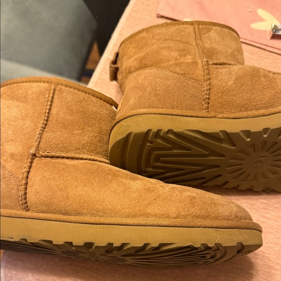 UGG Tan - Picture 2 of 7
